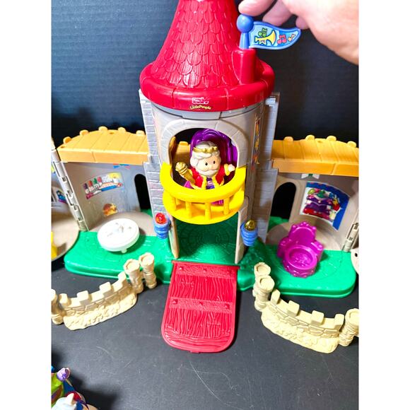 Fisher Price Little People 2003 Lil Kingdom Castle Accessories King Horses more - Picture 7 of 9